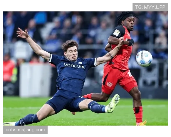 特写：绝平任意球入网后，勒沃库森主帅阿隆索握拳沉默凝视赛场